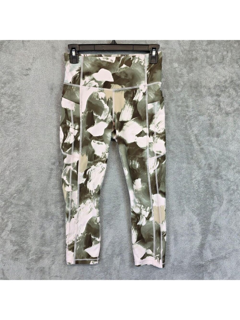 Athleta Ultimate Stash II Capri Leggings Womens S Green Camo Pockets Yoga Gym